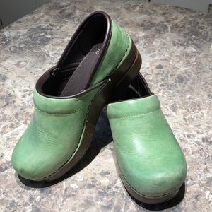 Dansko 37 Clogs Green